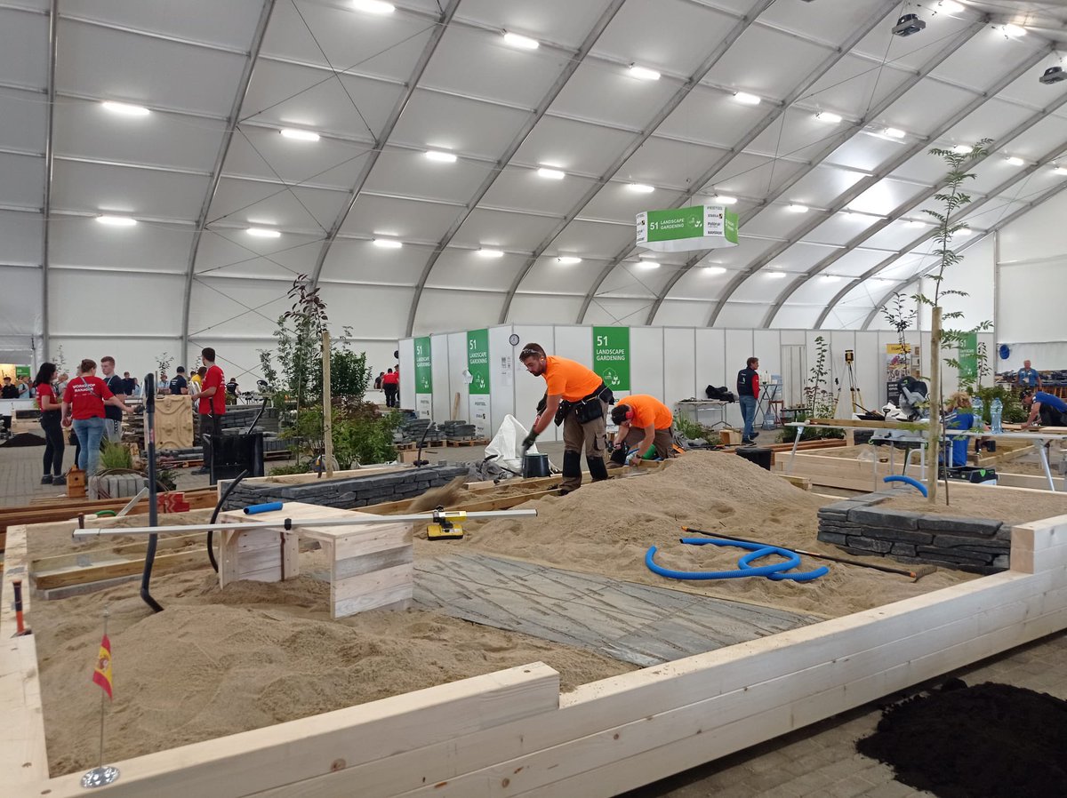 easolsones's tweet photo. @ESGdansk2023 @EuroSkillsEvent @fpcatalunya @ruralcat @emprencat @GremiJardineria @sesolsones @CCSolsones @SpainSkillsBlog @Campionat_Catsk @DaniTarres @ojsolsones @agriculturacat @PolsatPlusArena @HORTOJARDI 🛠️🦺 Avui l’@amberexpo de #Gdańsk acull per segon dia consecutiu l’@ESGdansk2023. 

🪴 Els nostres concursants es troben immersos en la construcció d’una passarel·la de fusta, així com de jardineres que embelliran amb plantes silvestres.

#SomTalentEA #SomFuturEA #Euroskills2023 https://t.co/XsNdFVKoqs