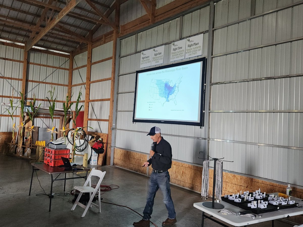 ILFERTCHEM's tweet photo. Dr. Emerson Nafziger and Lowell Gentry give an update on the 2023 growing season and overview of all the research at the Eric Miller Farm.
#4R #4RFieldDay @Fertilizer_Inst @4RPlus @AgRetailers @croplifemag @FarmersAdviser @IllinoisNrec #ifca #fertilizer #4Rplus #corn #soybeans https://t.co/vdaUhaWzSj