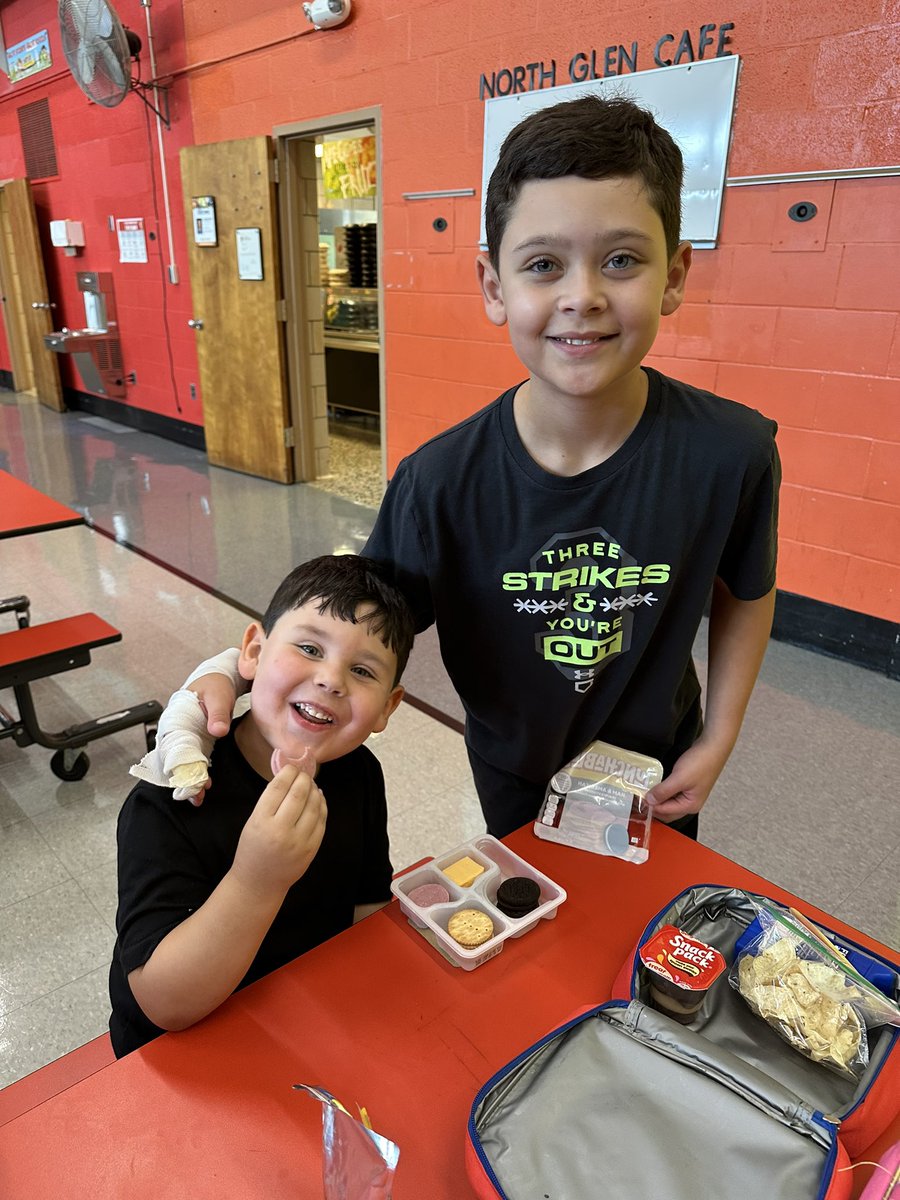 NGlenESAACPS's tweet photo. Our 5th grade volunteers come in from recess a few minutes early to help Pre-K students in the cafeteria. #community #aacpsawesome #timeforwork https://t.co/gbTSCfDKId