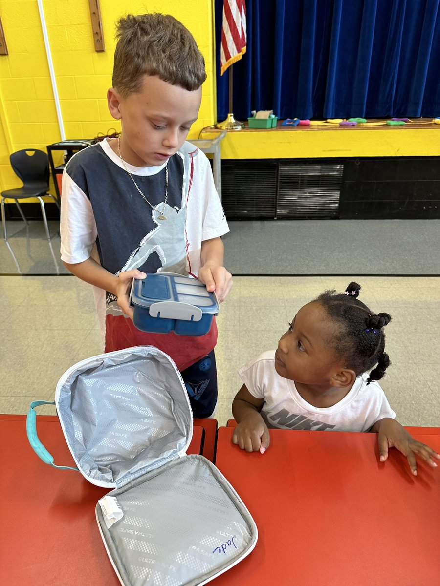 NGlenESAACPS's tweet photo. Our 5th grade volunteers come in from recess a few minutes early to help Pre-K students in the cafeteria. #community #aacpsawesome #timeforwork https://t.co/gbTSCfDKId