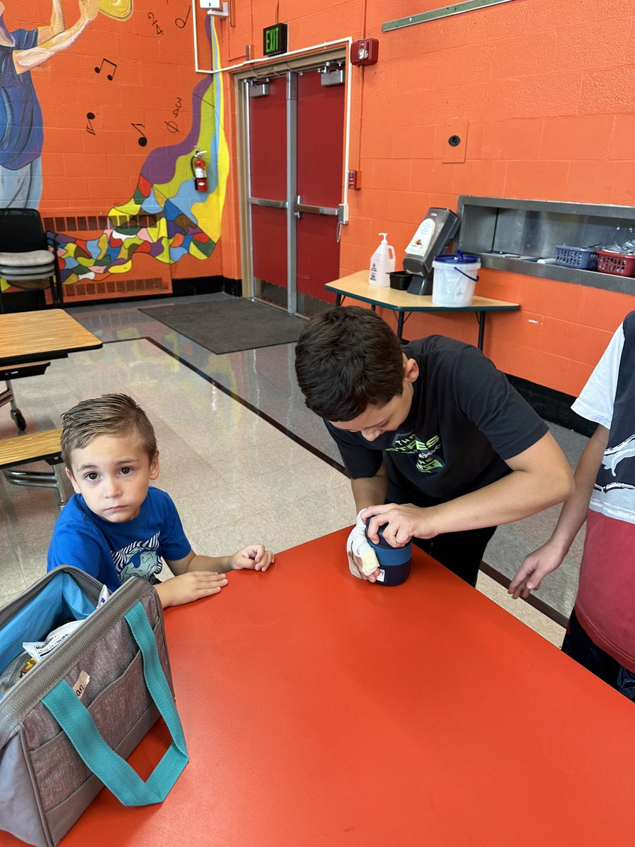 NGlenESAACPS's tweet photo. Our 5th grade volunteers come in from recess a few minutes early to help Pre-K students in the cafeteria. #community #aacpsawesome #timeforwork https://t.co/gbTSCfDKId