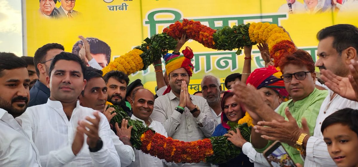 Dchautala's tweet photo. दस्तूर महल, जयपुर में जेजेपी की जयपुर इकाई द्वारा आयोजित किसान- नौजवान सभा को  सम्बोधित किया और 25 सितम्बर को सीकर में होने वाली रैली के लिए ज्यादा से ज्यादा संख्या में पहुँचने का आह्वान किया। https://t.co/LyFXblRZRt