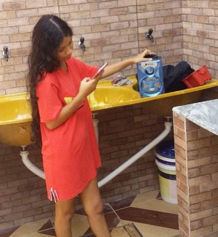escolhendo as musica pra começar limpar a casa