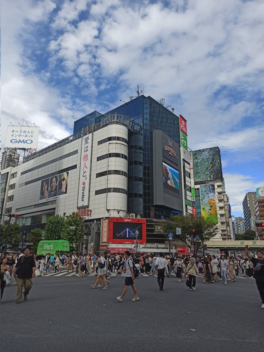 scruentis's tweet photo. @carlosclavijo22 @TessSmithRobert Shibuya ayer, con esa ropa mueren de un golpe de calor🤣🤣🤣 https://t.co/EkMiWkl9xC