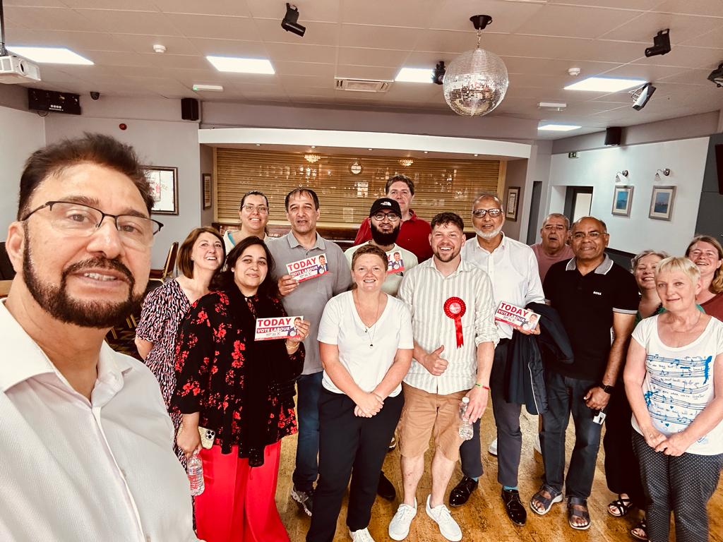 zeshanaraf's tweet photo. Great to be in Brooklands today with @McrLabour friends campaigning for our fantastic candidate @davidgmarsh.

If you live locally, make sure to #VoteLabour today. Polls are open until 10PM. Don't forget your ID.🌹 https://t.co/Ib1cqMlWnD