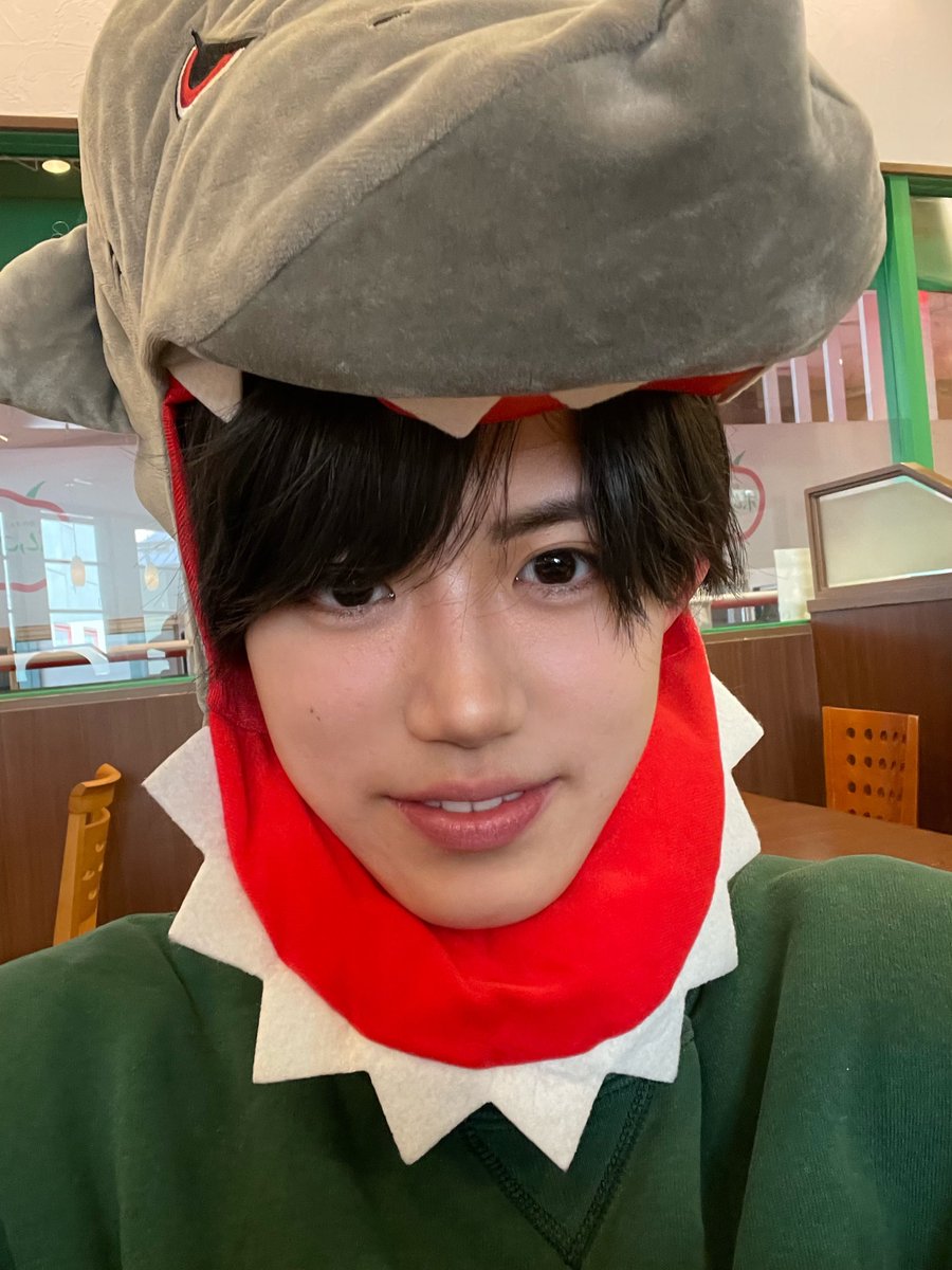 pupupopo999's tweet photo. サメに食われてる https://t.co/Y2HqPMquuA