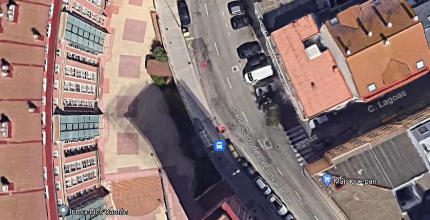 _Juan53's tweet image. #Par549 As Lagoas

Cabecera de la Línea 11, en vez de seguir la propuesta del @BlogBusurbano  () de aprovechar la curva, se amplia la acera hasta la calzada no siendo la mejor opción para una cabecera.