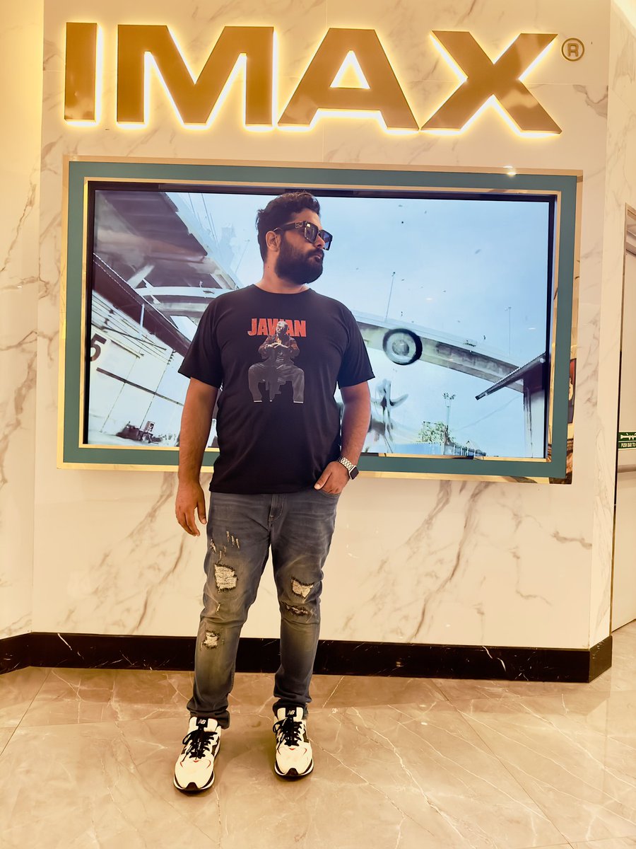 itsMannan012's tweet photo. #Jawan Mania Begun 🔥🔥🔥 https://t.co/KJdhYHzq7N