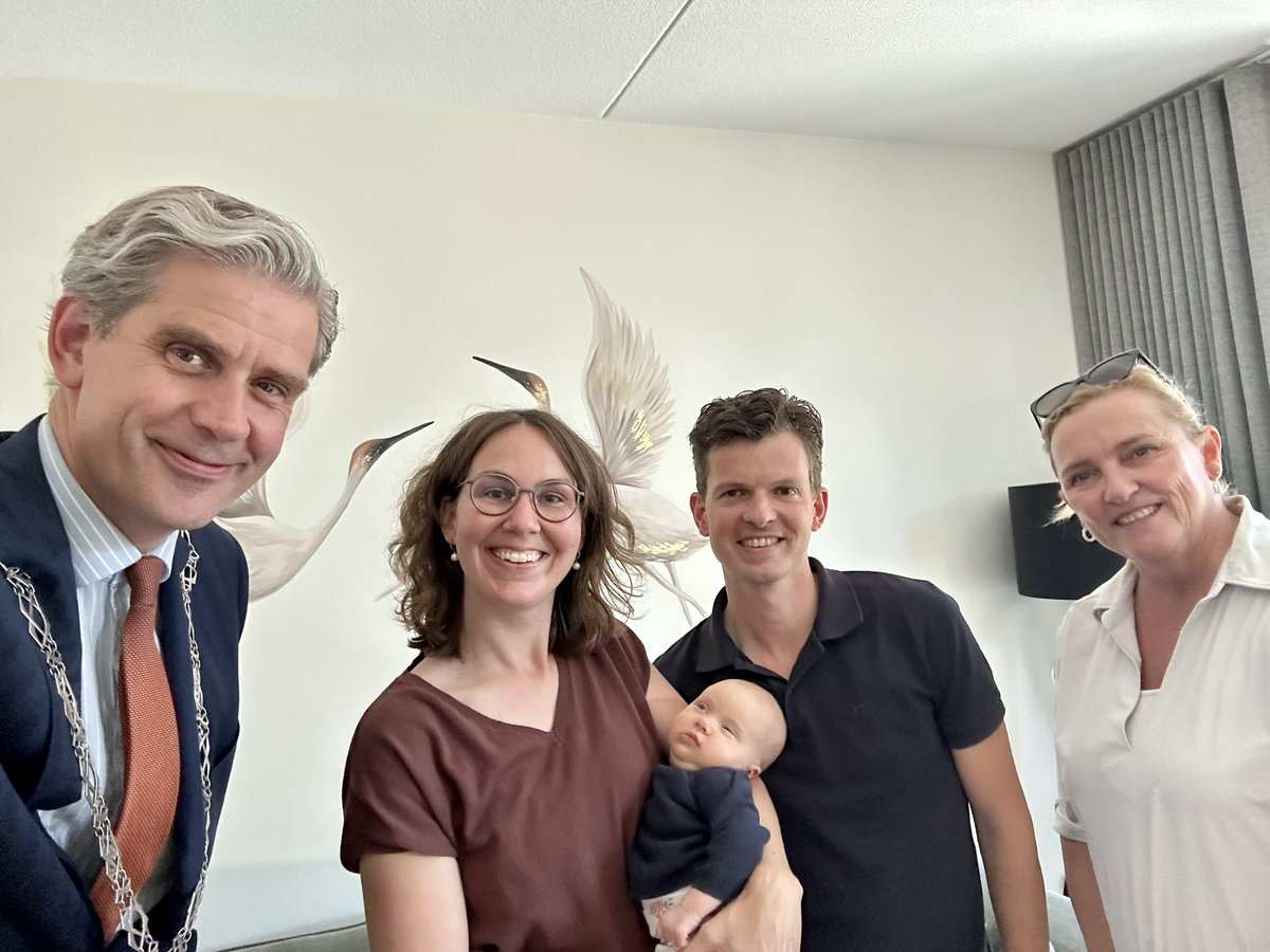 WouterKolff's tweet photo. Zojuist bezocht ik samen met onze griffier @anneloeswepster ons raadslid @evdbosse, haar man Hans en hun jongste aanwinst Nore. Wat een mooi wondertje weer! Van harte gelukgewenst en geniet van de kleine! https://t.co/8oa5p4wTaZ