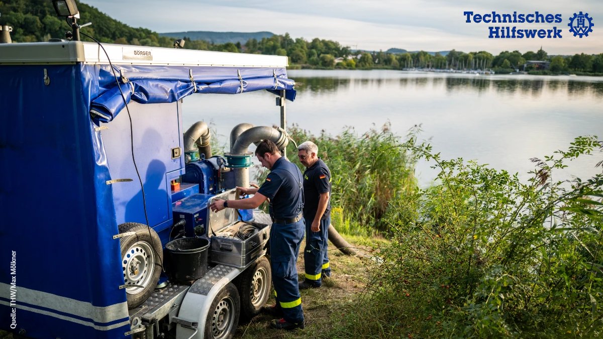 In #Hessen setzen sich #THW-Kräfte seit dem Wochenende gegen das Fischsterben im Werratalsee ein. Mithilfe von drei Hochleistungspumpen, die rund 25.000 Liter Wasser pro Minute absaugen und wieder in den See befördern, reichern sie den See mit Sauerstoff an.