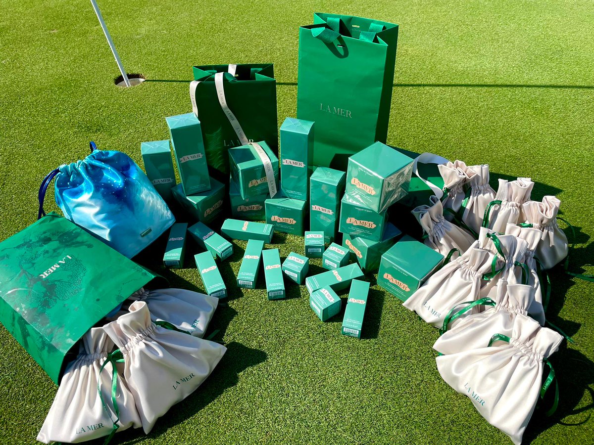 SpaceEventsGolf's tweet photo. 📷 La Mer  ze  SPACE OPEN ! 🥰
 Wiemy, wiemy, nie musimy przedstawiać naszym golfistom marki La Mer, bo  ci, którzy grają w turniejach SPACE OPEN, doskonale wiedzą, że to  absolutny synonim luksusu i jakości premium. 😊
#SPACEOPEN  #LaMer #pasja #hobby #luxury #golf 
#lovegolf https://t.co/FEVTSAXKpM