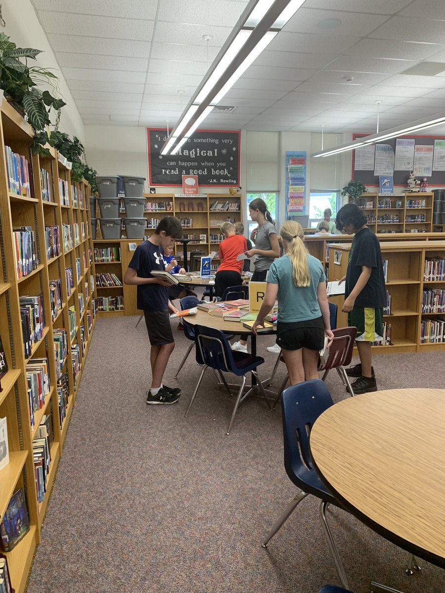 jbecker220's tweet photo. @schroederms_gf  @GFSchools 7th grade Eagles started off the year with a Book Tasting. They’re READy to dine into some good novels! #soarlikeaneagle https://t.co/hZynkY9Ych