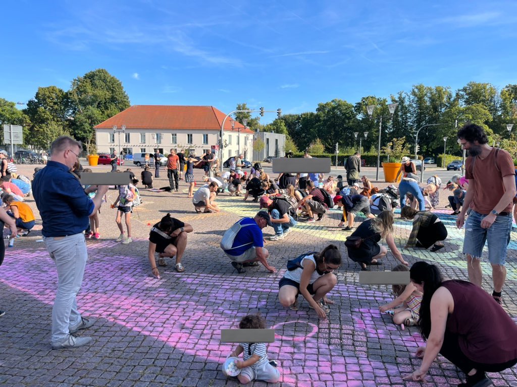 glr_berlin's tweet photo. Heute Abend wird unter anderem Björn Höcke bei einer AfD-Kundgebung im brandenburgischen Oranienburg erwartet. Stunden zuvor treffen sich vor allem Familien und bemalen auf Initiative des Bürgermeisters den Schloßplatz der Stadt mit einer großen Regenbogenfahne. @Tagesspiegel https://t.co/AlFGqsGIyR