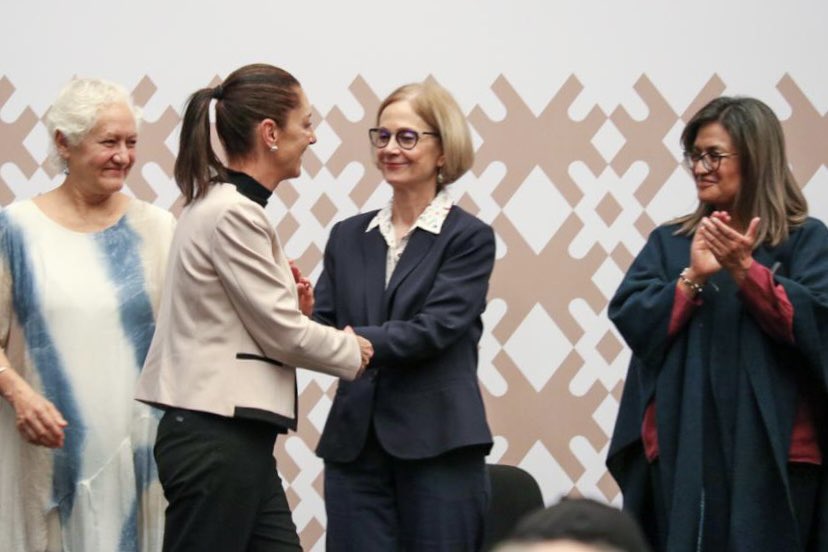 OfeliaAngulo_'s tweet image. México se escribe con “M” de mamá, con “M” de mujer.

El pueblo mexicano está haciendo historia, eligió la continuidad para seguir construyendo un país con bienestar ¡Muchas felicidades @Claudiashein por ser la nueva Coordinadora Nacional de la 4T!

#EsTiempoDeMujeres 
#EsClaudia