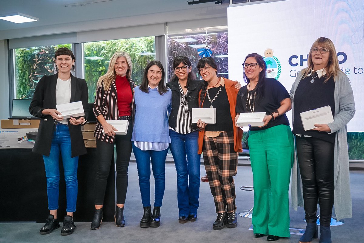 analiarach's tweet photo. 🧑🏻‍💻Entregamos equipamiento informático y credenciales institucionales a trabajadoras y trabajadores de los equipos técnicos y territoriales del Ministerio de @DesarrolloChaco https://t.co/7tJiSPdQX3