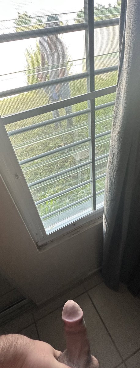 boricocks's tweet photo. No puedo evitar ponerme semiduro mientras veo al que me hace el patio. Que pena que no me vio😈😈🥵 https://t.co/xDuuBxCf2J