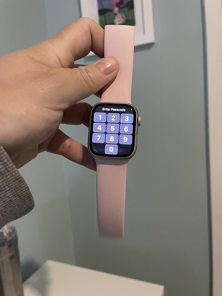 NutellaCupcake's tweet photo. Do yourself a favor and don’t buy the @Apple band. This is the second one that’s snapped on me. And they don’t replace it. https://t.co/tCKrTML4ol