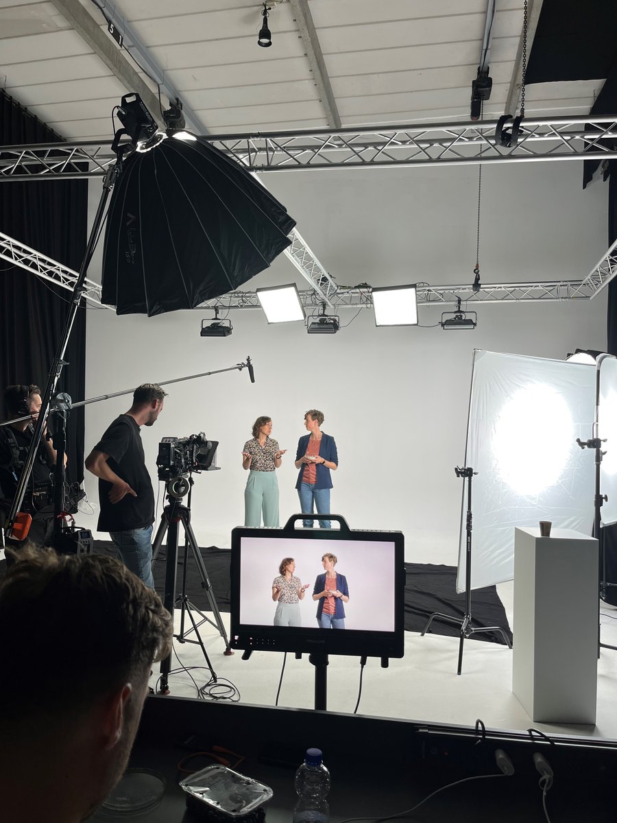 🥛Soja-, haver- of amandeldrink... Misschien neem jij het ook wel eens? Er komen steeds meer plantaardige zuivelalternatieven bij. Kun je zuivel daar goed mee vervangen? Dat heeft wat uitleg nodig. Dus hebben <a href="/MarijeSeves/">Marije Seves</a> en ik een nieuwe explainer opgenomen. Binnenkort te zien!