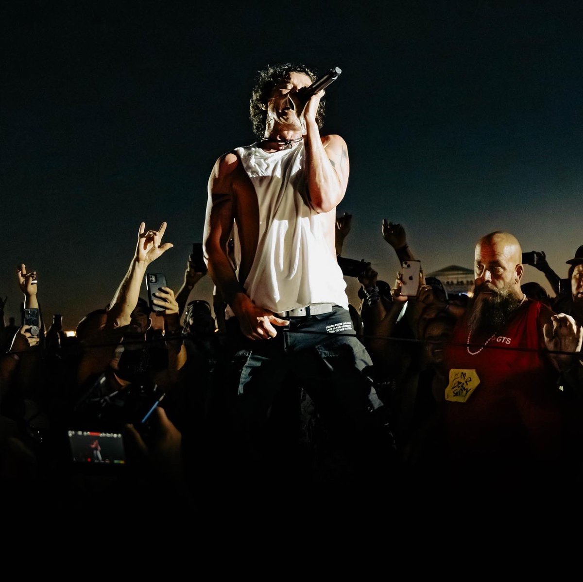 GavinRossdale's tweet image. It’s a never ending summer as I just unpacked I’m back with my boys -and here comes Canada pretty quick next week into Irving plaza for @artistforaction @sandyhookpromise I’m  thrilled to be part of an essential conversation around guns and the destruction they can bring.