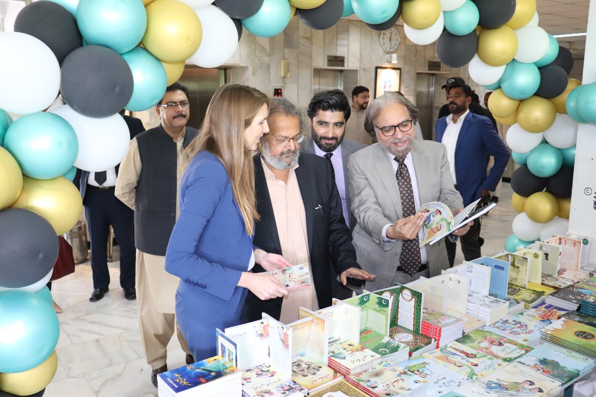 SecMoFEPT's tweet image. 3 out of 4 children in Pakistan cannot read a simple sentence by the age of 10. The MoFEPT is committed to tackling the learning crisis in the country by launching the #PakistanFoundationalLearningHub (#PFLH) (1/6)