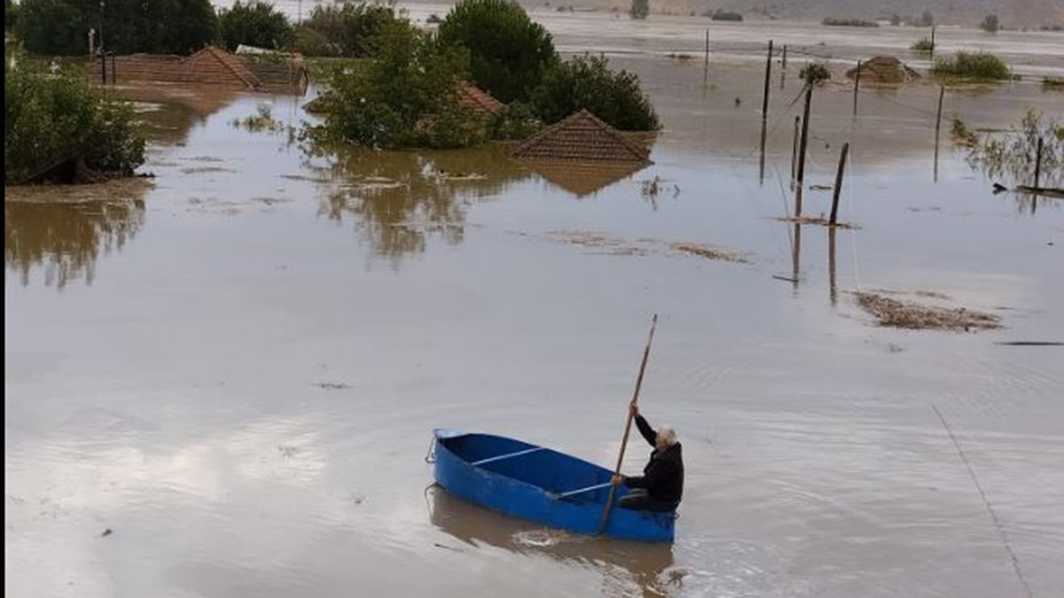 «Ξέρεις κάτι; Η Ελλάδα πεθαίνει. Πεθαίνουμε σα λαός. Κάναμε τον κύκλο μας. Δεν ξέρω πόσες χιλιάδες χρόνια ανάμεσα σε σπασμένες πέτρες και αγάλματα και πεθαίνουμε. Αλλά αν είναι να πεθάνει η Ελλάδα, να πεθάνει γρήγορα! Γιατί η αγωνία κρατάει πολύ και κάνει πολύ θόρυβο» #καρδιτσα