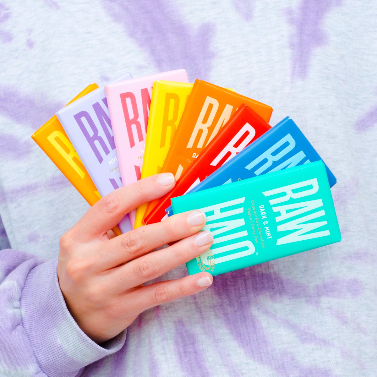 It's #competition time🌟We're giving away a bundle of our dreamy vegan choc. Discover a better chocolate, with shine, snap, and smoothness in every single bite. 
To enter, simply:
1. Like this post 💛
2. Follow <a href="/RawHaloUK/">Raw Halo</a> 
3. ReTweet
T&amp;C's: UK only, Prize = 10 bars. Ends 17/09/23