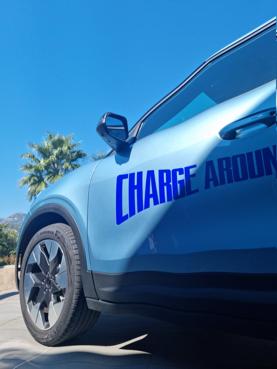 I can finally confirm that the Arctic Blue color on the new electric Explorer is indeed a 'reflection of the blue sky' like @amko_leenarts and his amazing Ford in Europe Design team have been telling me. Thanks for designing such an amazing looking car! #ChargeAroundTheGlobe