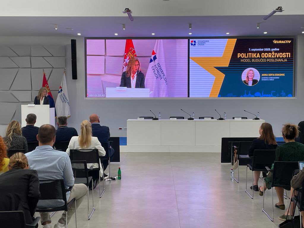 Naša nova zamenica šefa misije Ana Sofija Erasmie je upravo imala čast da održi uvodni govor na konferenciji o politici održivosti koju organizuje <a href="/EuractivSrbija/">EURACTIV Srbija</a> ! Da li ste znali da u Švedskoj samo 1% sveg otpada završi na deponiji? #ŠvedskauSrbiji 🌿♻️