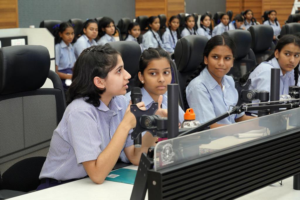 ChandigarhSmart's tweet photo. Students of GGMSSS Sec 18 participated in “Technology Ki Pathshaala” and learnt about the role of Data & Technology in safety and security of the citizens !!
#ChandigarhSmartCity #ICCCChandigarh #SmartCityChandigarh #SmartCityChandigarh #TechnologyKiPathshaala #technology #DataAnalytics #Security #safety #citizens #iccc
@CBC_Chandigarh @PIBChandigarh