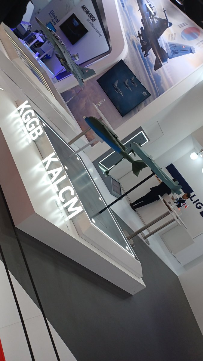 outofthehook's tweet image. - لقطة للقنبله الأنزلاقية الكورية KGGB بالإضافة لصاروخ الكروز الجديد KALCM.

- صاروخ Korean Air Launched Cruise Missile هو صاروخ للأطلاق من الجو بمدى 800 كلم ويحمل رأس متفجر يزن 3,000 رطل ويستخدم INS/GPS وتوجيه متقدم بال IIR .. احد المنتجات الخطيرة والواعده على الساحه #MSPO2023