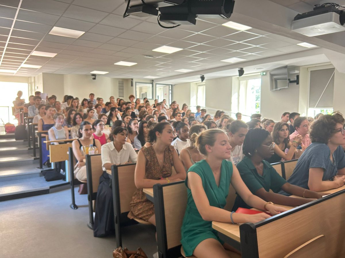 En direct de notre campus de Poitiers pour la #RentréeScPo !
La nouvelle promo a la chance d’assister à la leçon inaugurale “Femmes et hommes en responsabilité au sein de l’État” par @Gwenolajolycoz, première présidente de la cour d’appel du tribunal de @Poitiers.