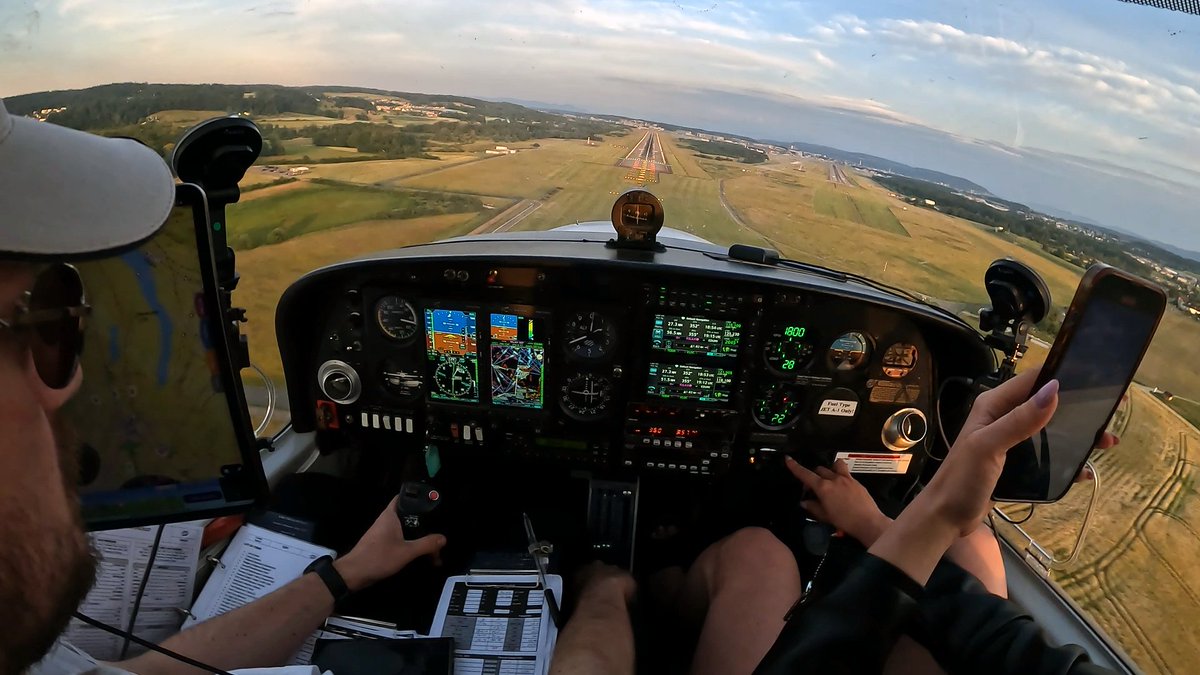 PilotRobbie's tweet photo. Flying into @zrh_airport in June - time flies when you are having fun. #aviation #avgeek #pilotlife #diamondaircraft #weflydiamondaircraft #garminaviation #aspenavionics https://t.co/QQu3c08t8y