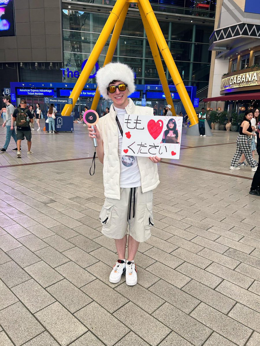 OfficialBoaster's tweet photo. JYP is in the building!!! After all these walkouts I finally get to see Twice!🫰🏻🥰 https://t.co/vmKHVbjsTb