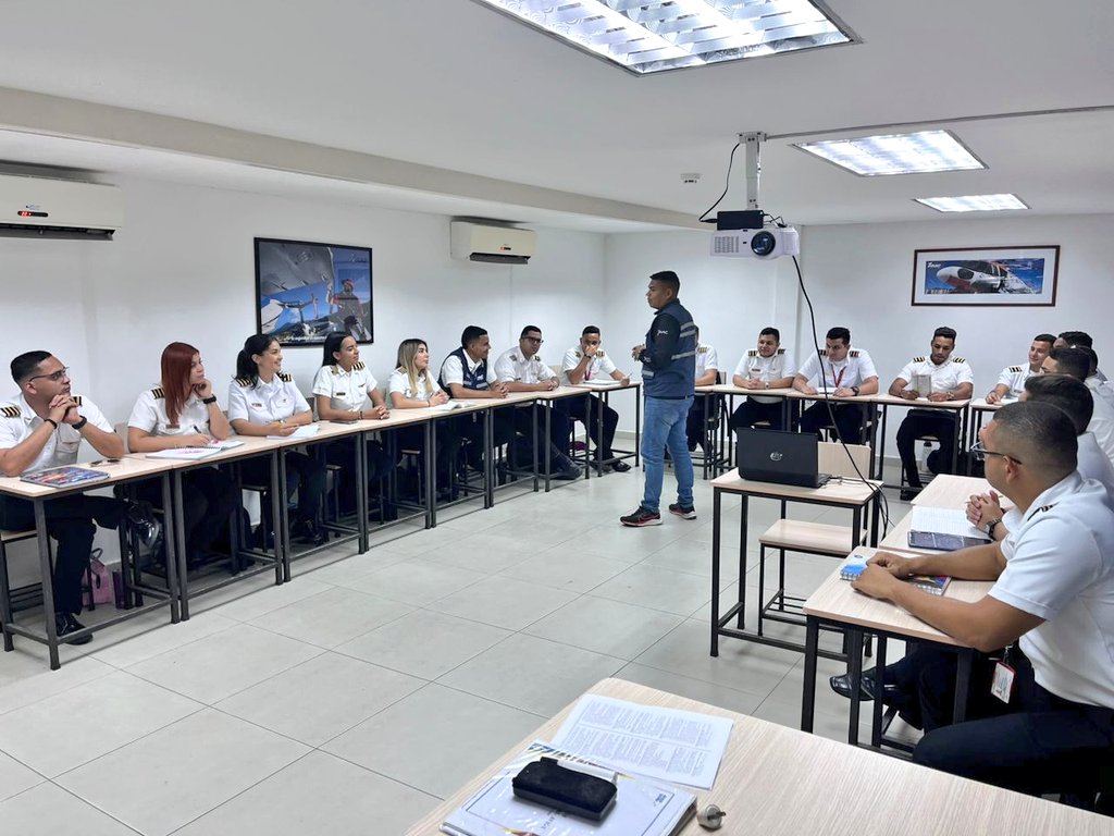 Con el objetivo de formar profesionales aeronáuticos, alumnos pilotos comerciales de la promoción 78 del <a href="/CiacVzla/">CiacVzla</a>, reciben clase de Derecho Aeronáutico como parte del curso básico de vuelo instrumental, estas leyes y regulaciones garantizan la seguridad y eficiencia operacional.