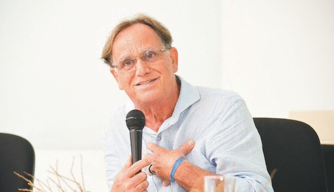 Soube agora, com muita tristeza, que meu querido amigo Carlos Walter Porto Gonçalves, de sonhos e lutas comuns desde os anos 70, partiu esta noite, em Floripa, onde morava. Carlinhos, doce e aguerrido, deixa vasta obra de geografia social e ambiental. Saberemos honrá-lo, irmão!