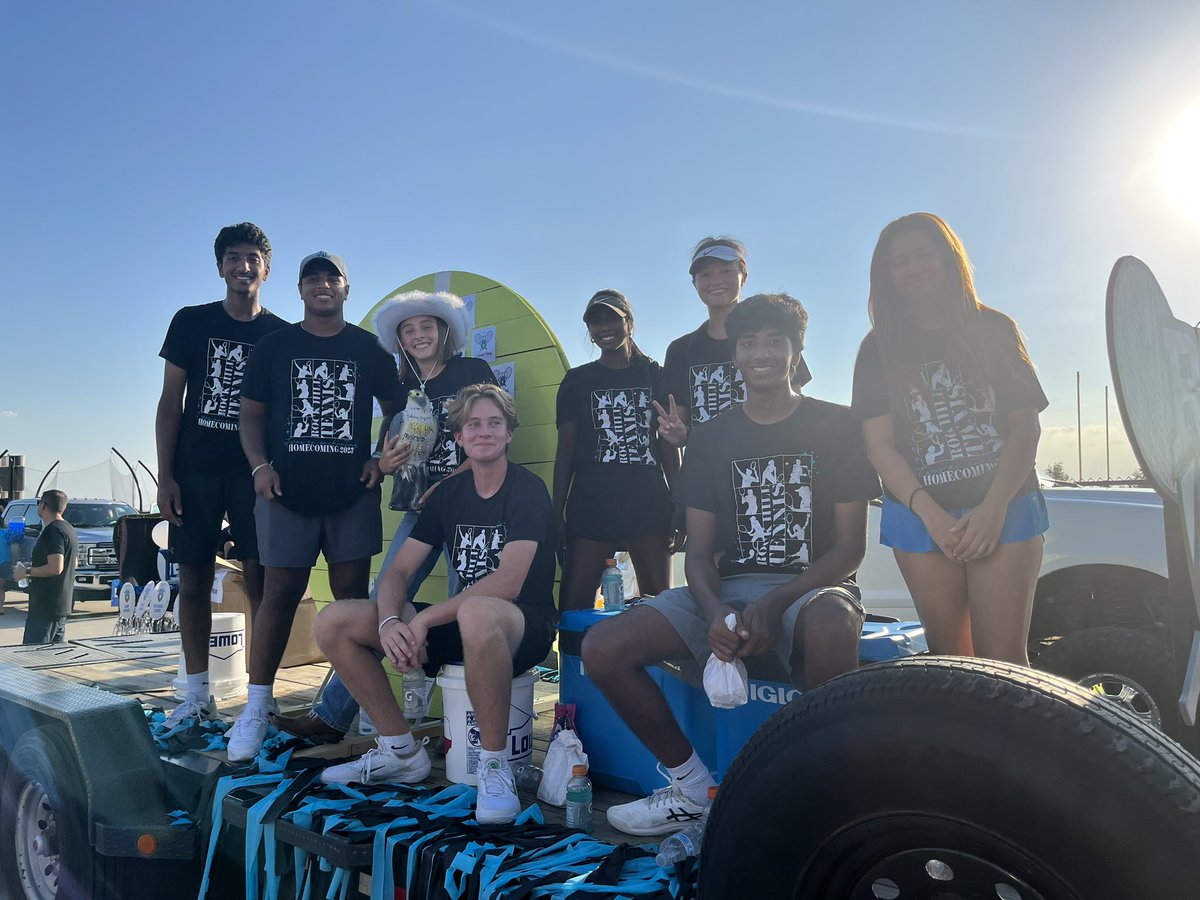 RockHillTennis1's tweet photo. HOCO Parade was a success! The team had a great time and kids left with bags full of candy!!! #BuildTheHill #CommunityParade #8seniors #ProsperProud @RockHillHS https://t.co/84sNyGWeNm
