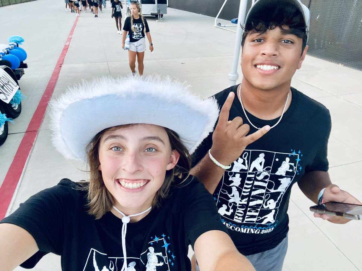 RockHillTennis1's tweet photo. HOCO Parade was a success! The team had a great time and kids left with bags full of candy!!! #BuildTheHill #CommunityParade #8seniors #ProsperProud @RockHillHS https://t.co/84sNyGWeNm