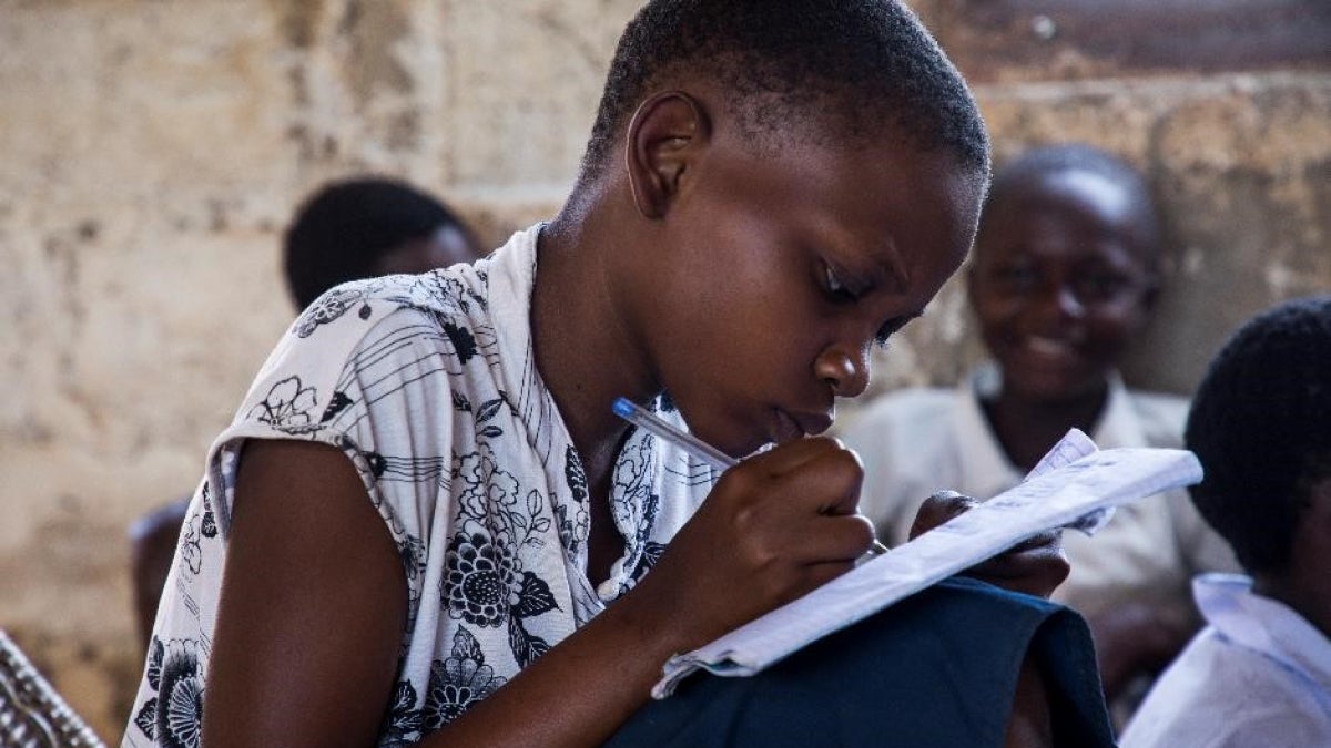 World Bank Education (@wbg_education) on Twitter photo At the <a href="/WorldBank/">World Bank</a>, we have been tracking the learning losses from COVID-19 for the past 3 ys.
Check our first estimates of global learning loss in student achievement using comparable reading scores.
🆕Blog by <a href="/hpatrinos/">Harry A. Patrinos</a> <a href="/TGajderowicz/">Tomasz Gajderowicz</a> & <a href="/JakubowskiEvid/">Maciej Jakubowski</a>: wrld.bg/h38q50PFYhq At the <a href="/WorldBank/">World Bank</a>, we have been tracking the learning losses from COVID-19 for the past 3 ys.
Check our first estimates of global learning loss in student achievement using comparable reading scores.
🆕Blog by <a href="/hpatrinos/">Harry A. Patrinos</a> <a href="/TGajderowicz/">Tomasz Gajderowicz</a> & <a href="/JakubowskiEvid/">Maciej Jakubowski</a>: wrld.bg/h38q50PFYhq