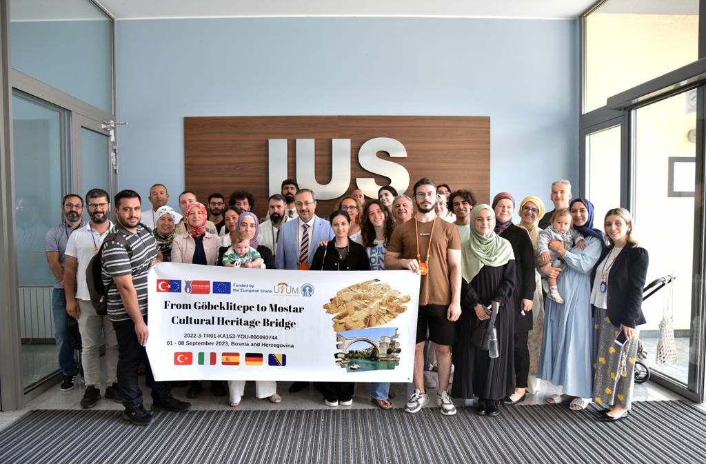 SUGDER_'s tweet photo. Bugün @iussarajevo rektörü Prof. Dr. Ahmet Yıldırım’a teşekkür ziyaretinde bulunduk. Görüşmede farklı ülkelerden gruplar kendilerini tanıttı. Ayrıca projemiz hakkında değerlendirme yaparak gelecekteki muhtemel ortak projeler konusunda fikir birliğine vardık. @ulusalajans https://t.co/kFXEE68o4a