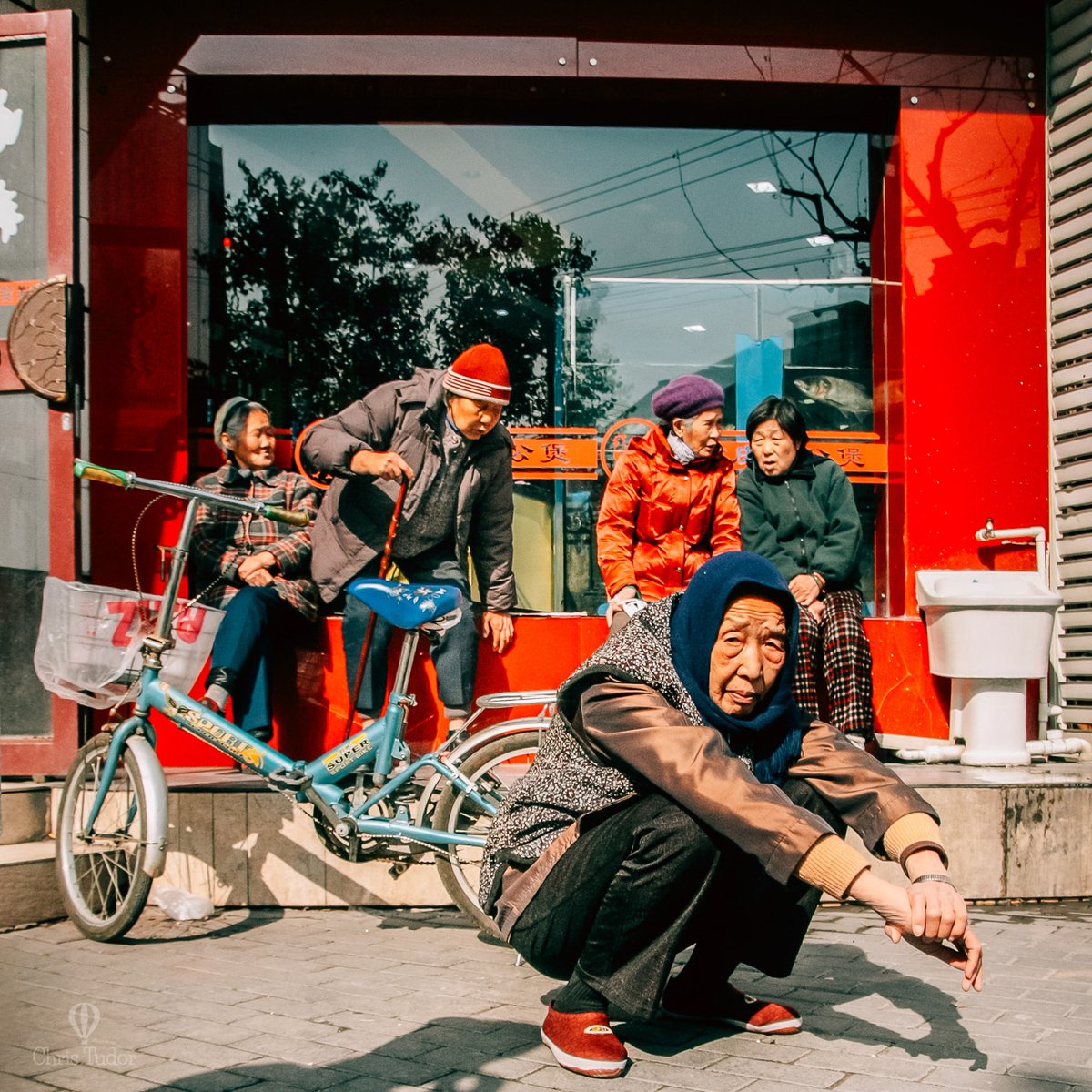 ChrisTud0r's tweet photo. There are 500 million bikes in China, but did you know that compared to the late 1980s, when almost 70% of the Chinese people cycled daily, the number plummeted to a measly 10% in the early 2010s?
🚴🚴‍♂️🚴‍♀️
#shanghai #thelittlebookofbikes #bikephoto #bikeride #bikelife https://t.co/BAiJNn9WP1