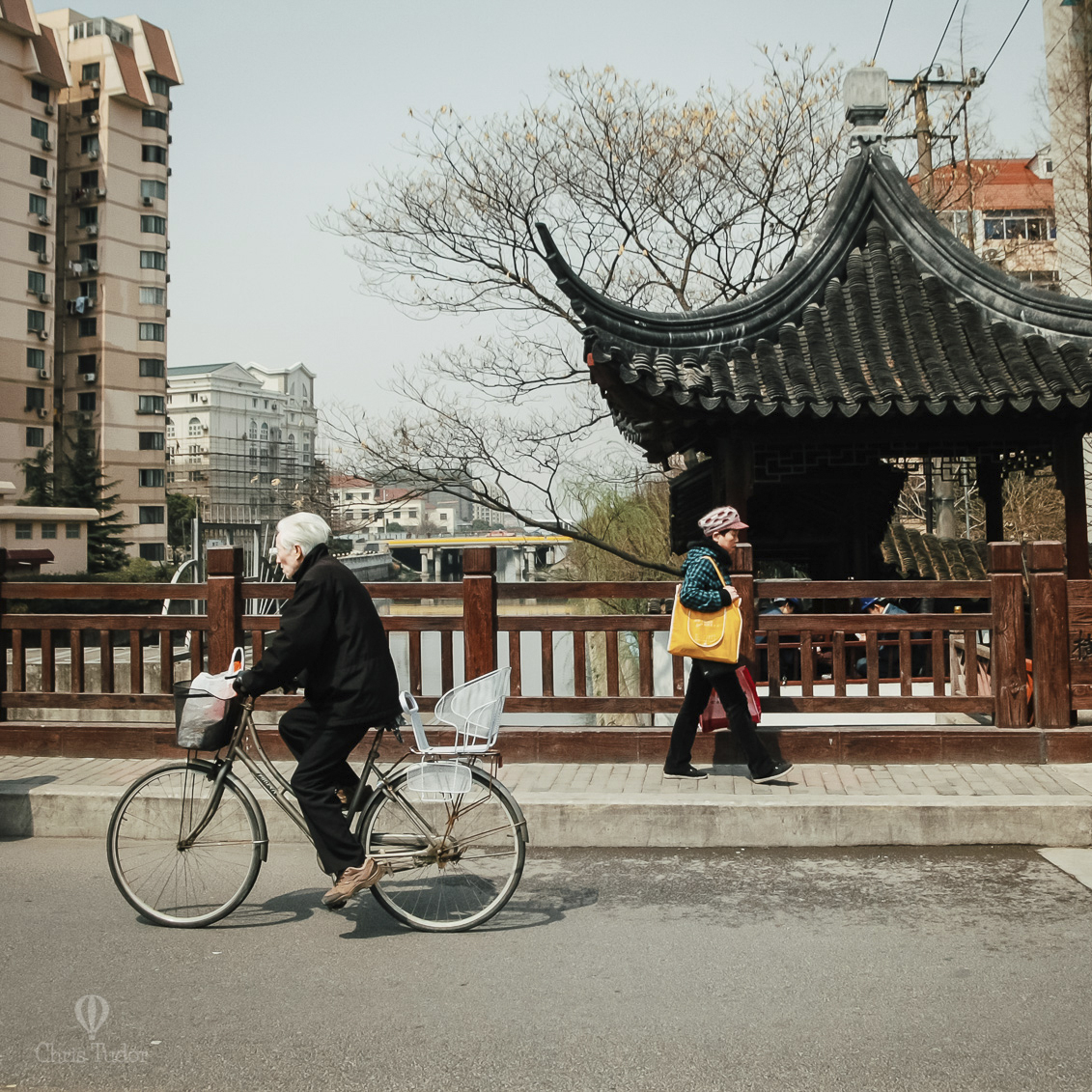 ChrisTud0r's tweet photo. There are 500 million bikes in China, but did you know that compared to the late 1980s, when almost 70% of the Chinese people cycled daily, the number plummeted to a measly 10% in the early 2010s?
🚴🚴‍♂️🚴‍♀️
#shanghai #thelittlebookofbikes #bikephoto #bikeride #bikelife https://t.co/BAiJNn9WP1
