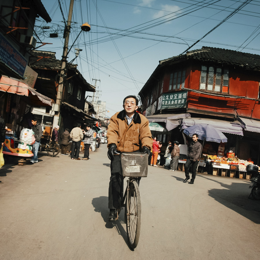 ChrisTud0r's tweet photo. There are 500 million bikes in China, but did you know that compared to the late 1980s, when almost 70% of the Chinese people cycled daily, the number plummeted to a measly 10% in the early 2010s?
🚴🚴‍♂️🚴‍♀️
#shanghai #thelittlebookofbikes #bikephoto #bikeride #bikelife https://t.co/BAiJNn9WP1