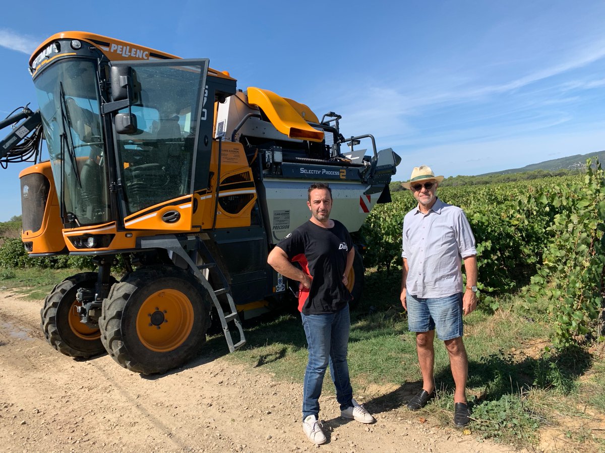 JMCambaceres's tweet photo. #LaGravette est ouverte depuis 24 août. En attendant vendanges à la main du #GFAmasMathieu ce week-end, avançons avec la machine, souvent tôt le matin. Après les #cabernet, maintenant les #syrah et demain les #viogner et muscat-petits grains. Il faut rentrer le plus vite possible https://t.co/3HY0Y60QrP