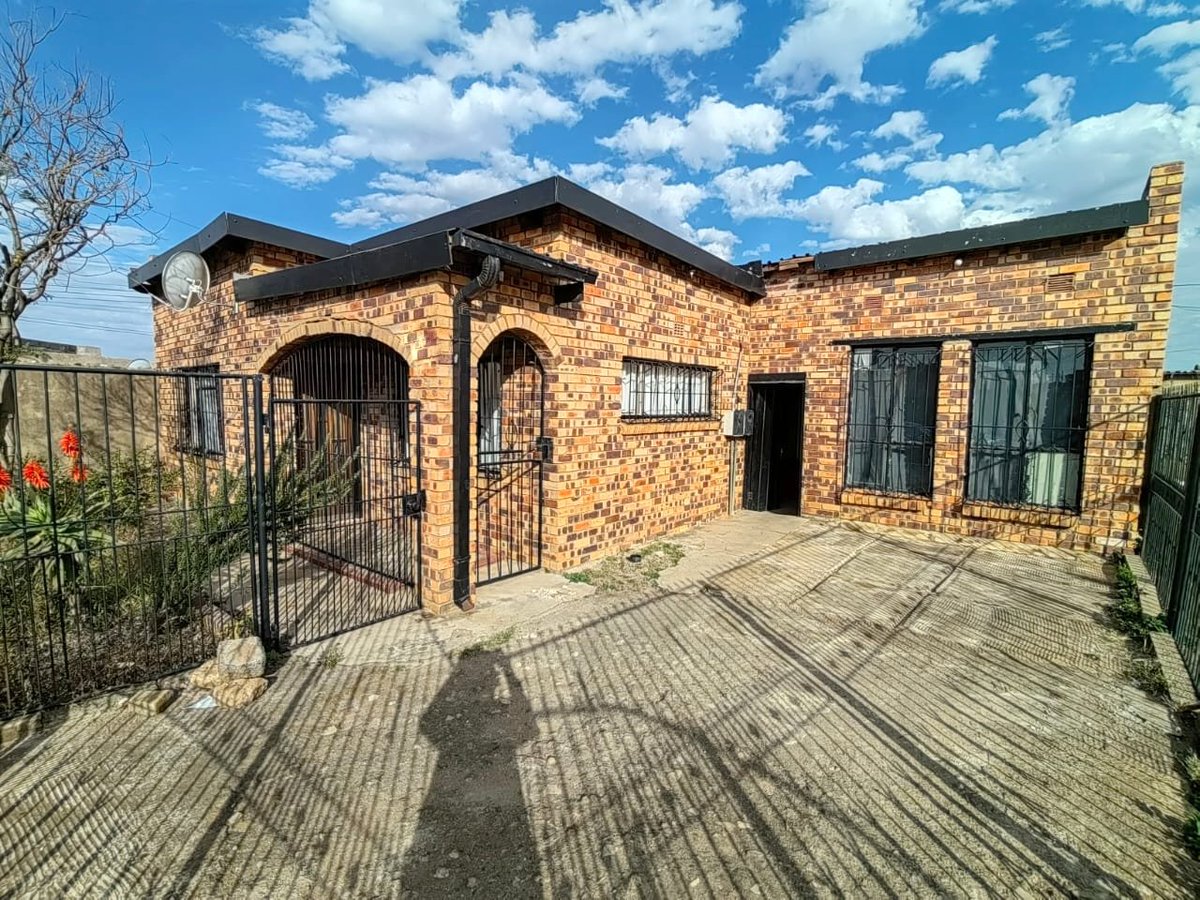 Sithebe_Realty's tweet photo. Location:
Naledi (257 SQM)

Price:
R650K

Web link:
https://t.co/337oBwrT3D https://t.co/pF3kECBxmK