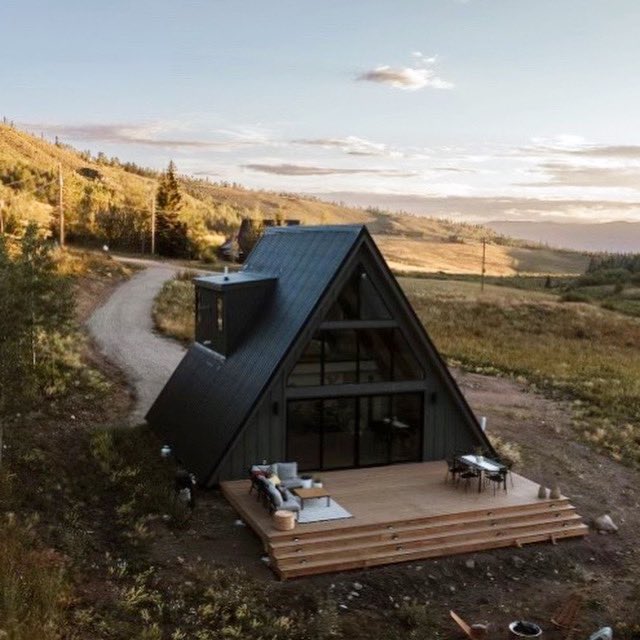uncomdeveloper's tweet image. The details of A-frame build + cash out refi. Land purchase and build costs all cash, no construction loan. This was part of the strategy and keeping the momentum of project. 1400 sq ft, 2 bed, 2 bath

Land purchase 12 acres $111k
Sold off 5 acres $79k
––
Land cost basis $32k…