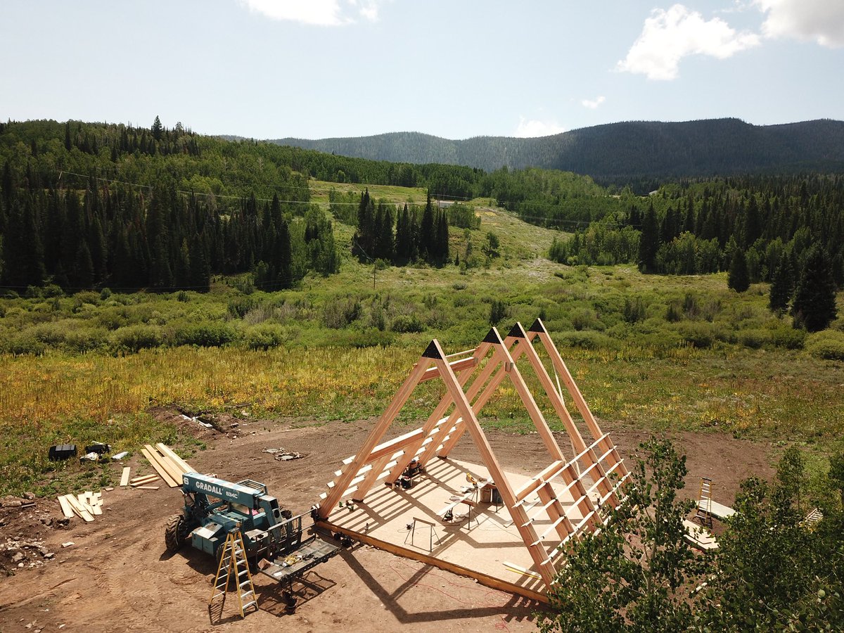 uncomdeveloper's tweet image. The details of A-frame build + cash out refi. Land purchase and build costs all cash, no construction loan. This was part of the strategy and keeping the momentum of project. 1400 sq ft, 2 bed, 2 bath

Land purchase 12 acres $111k
Sold off 5 acres $79k
––
Land cost basis $32k…