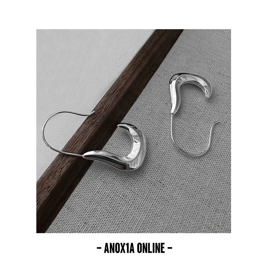 Unleash your unique style with our S925 Silver Exaggerated C-Hook Earrings. Experience the perfect blend of art and fashion with the avant-garde design and fluid edging. #an0x1a #an0x1aonline #S925Silver #CHookEarrings #AvantGardeDesign #FluidEdging #UniqueJewelry'