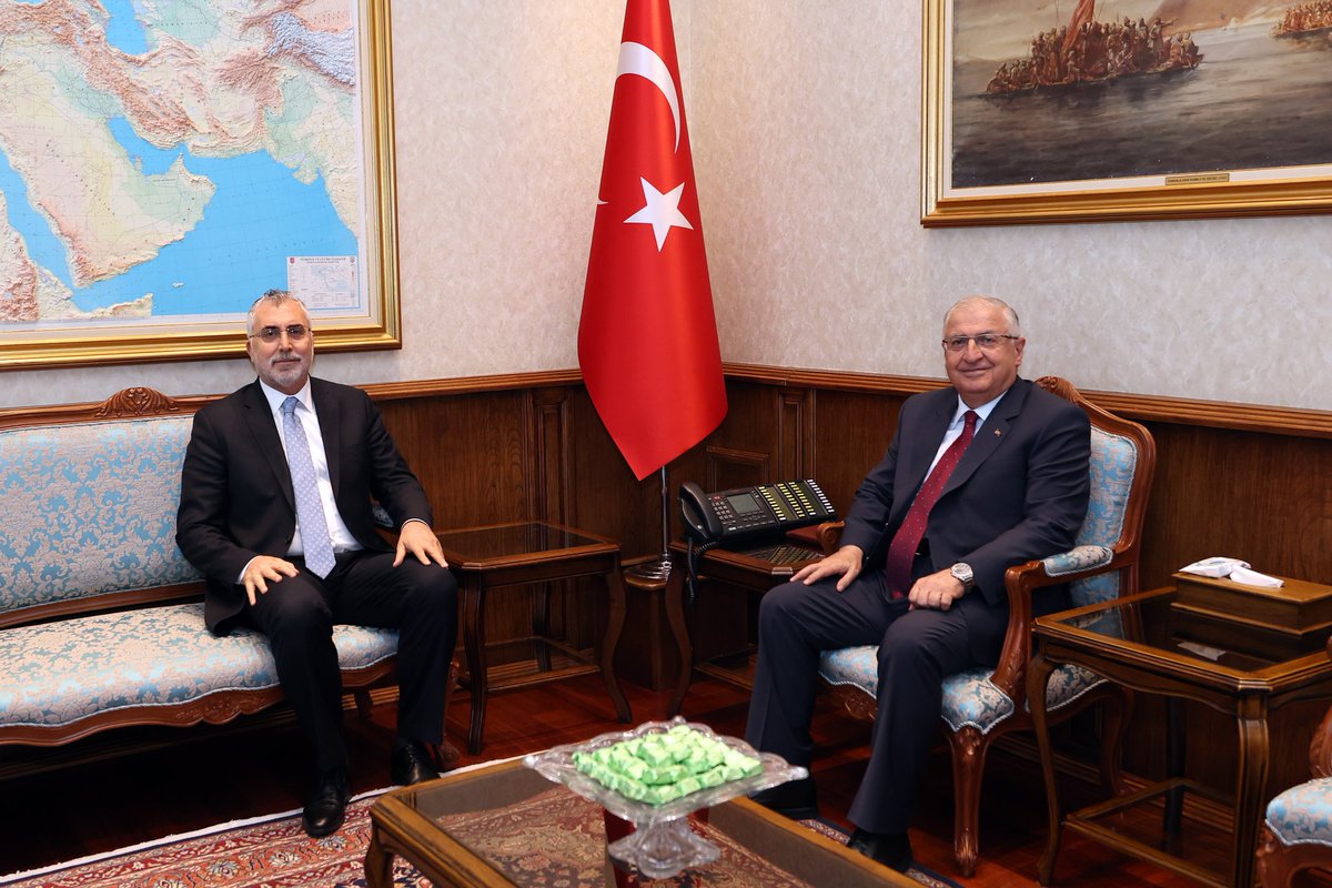 Millî Savunma Bakanı Yaşar Güler, ziyaret gerçekleştiren Çalışma ve Sosyal Güvenlik Bakanı Vedat Işıkhan ile Millî Savunma Bakanlığında bir araya geldi. #MillîSavunmaBakanlığı #YaşarGüler