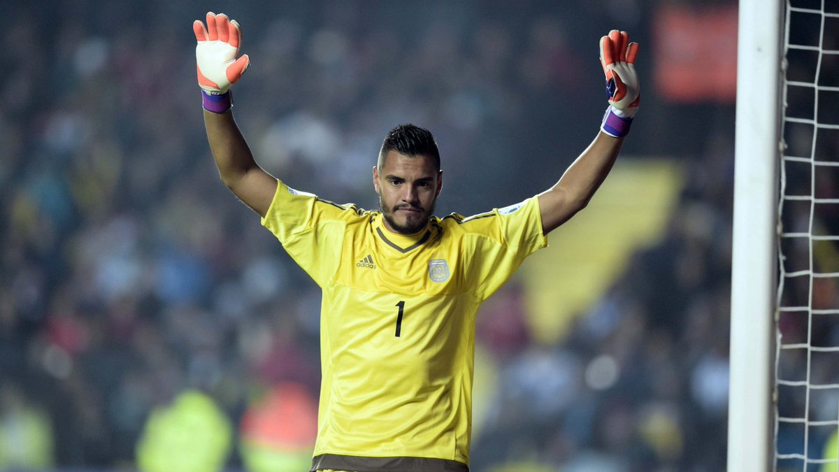 frabigol's tweet photo. TODAS las semanas Romero sale a hablar y pedir su vuelta a la selección, además va y ningunea al arquero mas ganador de la historia Argentina. 

No solo eso, se da atajador de penales y en las finales con Chile le tiraron 10 y no agarró uno. Soberbio, mala leche y mal tipo. https://t.co/SQRcXtUDKP
