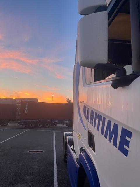 Maritime_UK's tweet image. The sun rises as a new season begins... 🍂

We love this picture taken at our Felixstowe depot and look forward to seeing some more Autumnal photos over the next few months.

 #DriversPhoto #newseason #Felixstowe